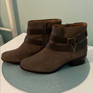 Vionic Stylish Women's Suede Ankle Boots - Brown